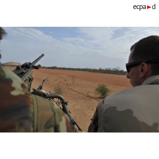 Départ de patrouille irlandaise surveillant la progression du chantier sur le camp de Goz Beida.