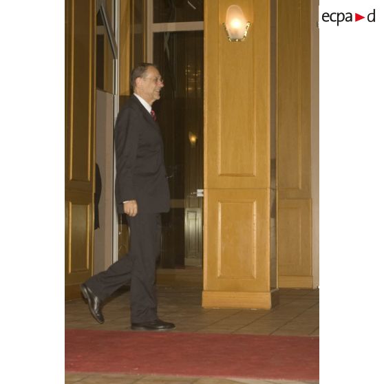 Portrait de Javier Solana à l'entrée du palais présidentiel de la République du Tchad.