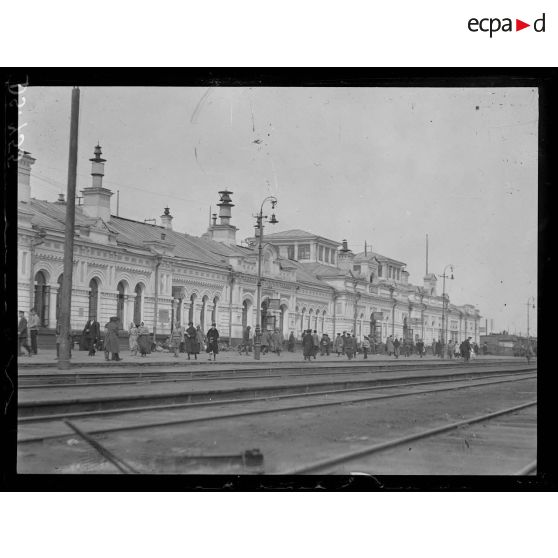 Omsk. Intérieur de la gare. [légende d'origine]