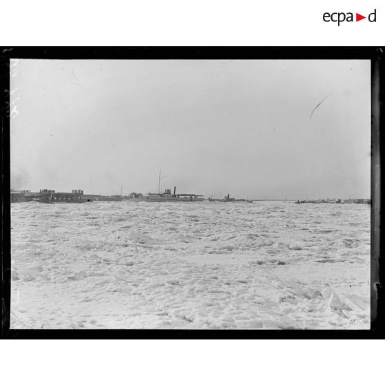 Irkoutsk. Les bateaux sur l'Angara attendent le dégel. [légende d'origine]