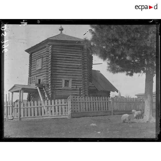 Expédition vers le front bolchevik. Pentietchekoïé. Eglise ancienne. [légende d'origine]