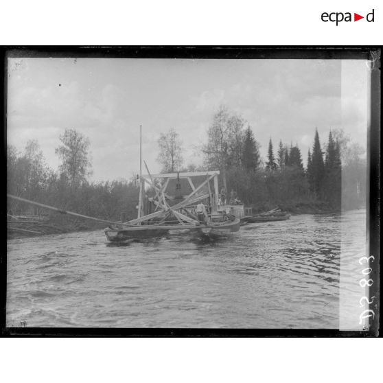 Expédition vers le front bolchevik. Grue pour débarrasser les rivières des arbres déracinés par les inondations printanières. [légende d'origine]