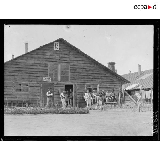 Sibérie. Camp de prisonniers à Barnaould. [légende d'origine]