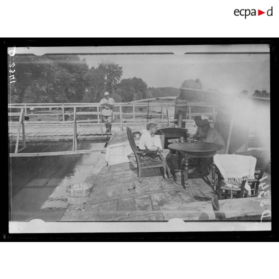 Vic-sur-Aisne, Aisne, pont de péniche de Hors. Installation de soldats sur le pont d'une péniche. [légende d'origine]