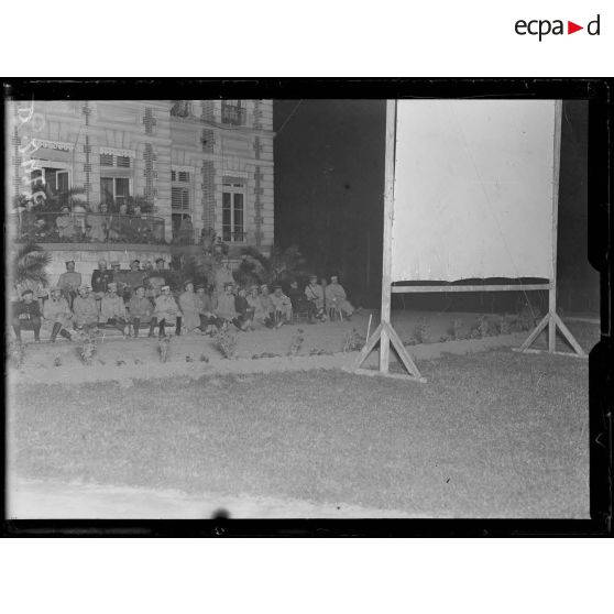 Verberie, Oise, séance de cinéma en plein air devant l'état-major de la 3e armée. [légende d'origine]