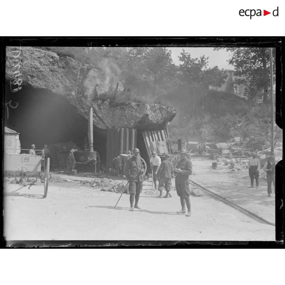 Secteur de Vaux-Confrécourt, Aisne, autre aspect de la grotte des cuisines. [légende d'origine]