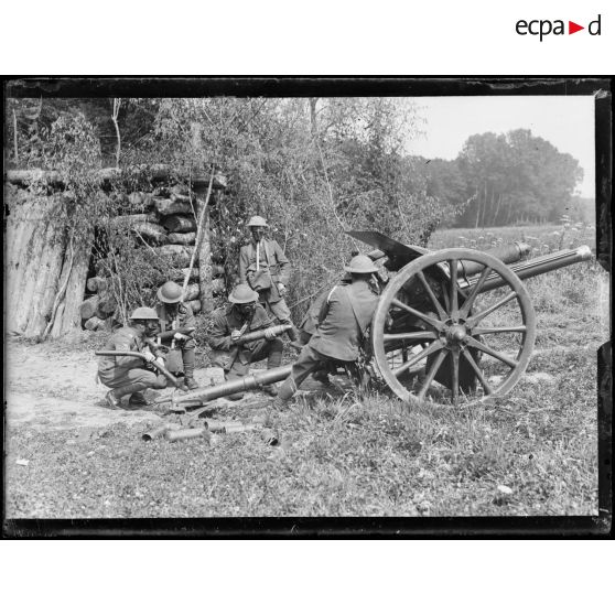 Saint-Léger-aux-Bois, Oise, pièce anglaise en action en rase campagne. [légende d'origine]