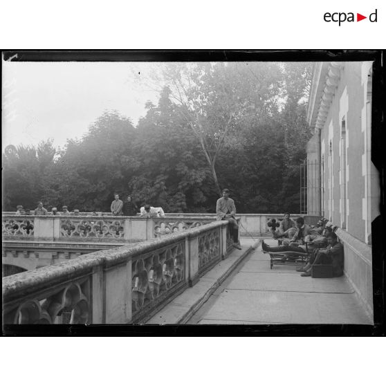 Solesmes (Sarthe). Hôpital de l'abbaye des Bénédictines. Terrasse. [légende d'origine]