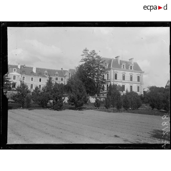 Vannes (Morbihan). Hôpital sanitaire 33. Façade sud, vue du verger. [légende d'origine]