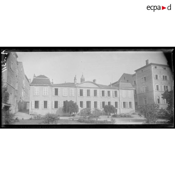 Rhône (Lyon). Mission Cantonnet. Hôpital auxiliaire 63. Le château. [légende d'origine].