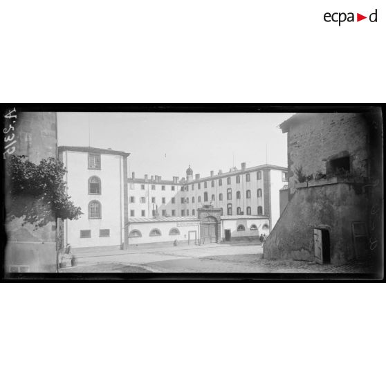 Clermont-Ferrand (Puy-de-Dôme). Hôpital 78 ; vue générale. [légende d'origine].