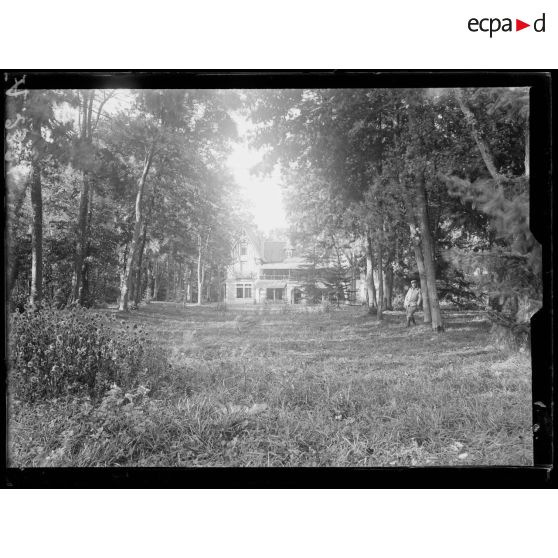 Orléans (Loiret). Hôpital sanitaire de Lapie. Façade nord et parc. [légende d'origine].