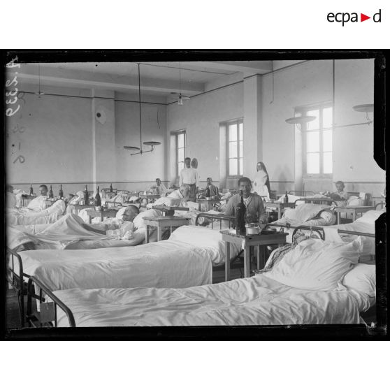 Saint-Genis-Laval (Rhône). Hôpital auxiliaire 63. Salle des serbes. [légende d'origine]