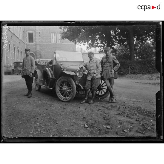 Saint-Genis-Laval (Rhône). Hôpital auxiliaire 63. Auto de la mission médicale. [légende d'origine]