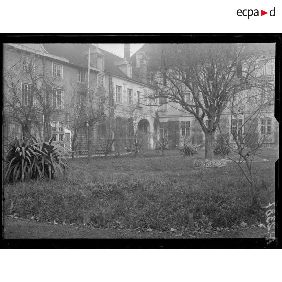 Troyes. Hôpital sanitaire n°8. Le jardin. [légende d'origine]