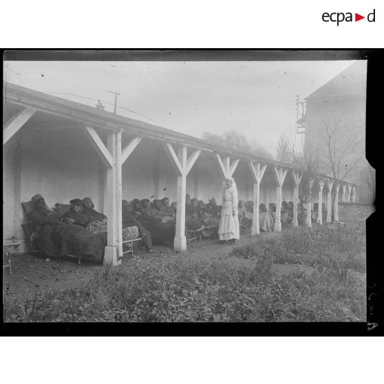 Troyes. Hôpital sanitaire n°8. La cure d'air. [légende d'origine]