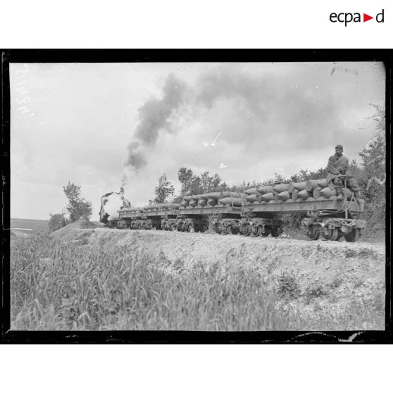 Proyart (Somme). Decauville transportant des obus de 370 et 293. [légende d'origine]