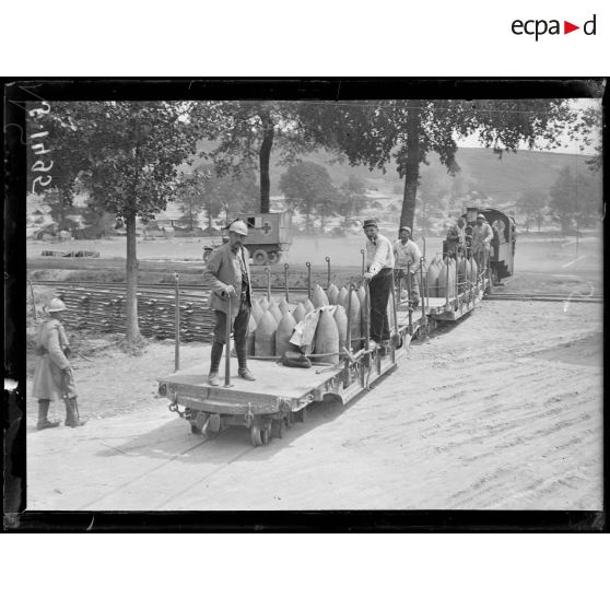 Ravin de Froissy (Somme). Train de munitions. [légende d'origine]