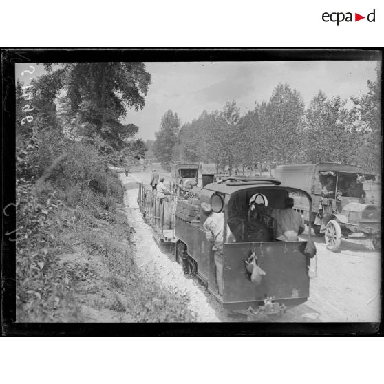 Route de Bray à Fontaine-les-Cappy (Somme). Convois et trains d'obus. [légende d'origine]