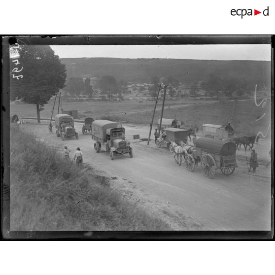 Près de Froissy (Somme). Voitures sur la route de Bray-sur-Somme à Proyart. [légende d'origine]