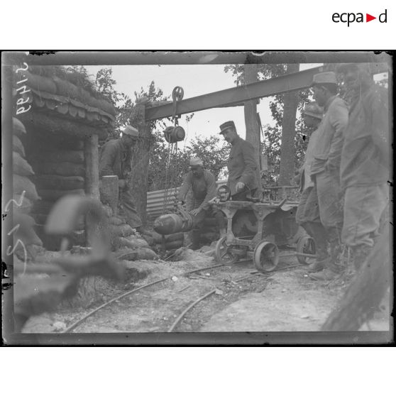 Route de Bray-sur-Somme à Cappy. Manoeuvre d'un 280. Les munitions. [légende d'origine]