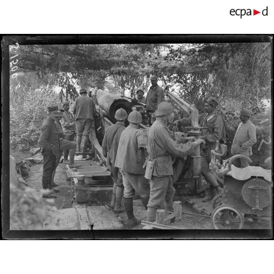 Route de Bray-sur-Somme à Cappy. Manoeuvre d'un 280. La pièce. [légende d'origine]