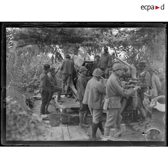 Route de Bray-sur-Somme à Cappy. Manoeuvre d'un 280. Le chargement. [légende d'origine]