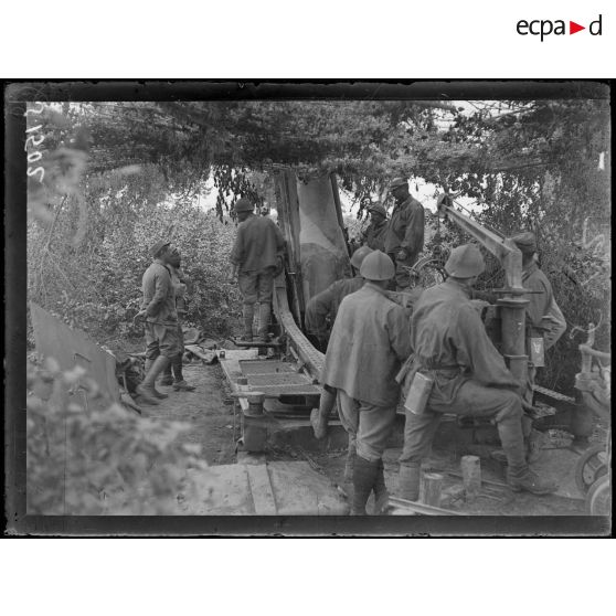 Route de Bray-sur-Somme à Cappy. Manoeuvre d'un 280. [légende d'origine]