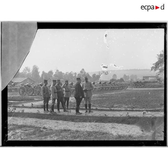 [La Neuville-Sire-Bernard, Somme. Le général Joffre visite un parc de réparation et de formation du Groupe Armée du Nord (GAN).]