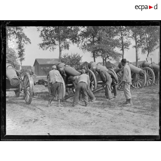 La Neuville (Somme). Parc de réparation et de formation du GAN. Les canons de 220 pour nouvelles formations. [légende d'origine]