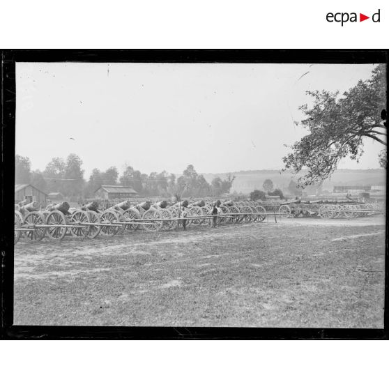 La Neuville (Somme). Parc de réparation et de formation du GAN. Les canons de 220 pour nouvelles formations. [légende d'origine]