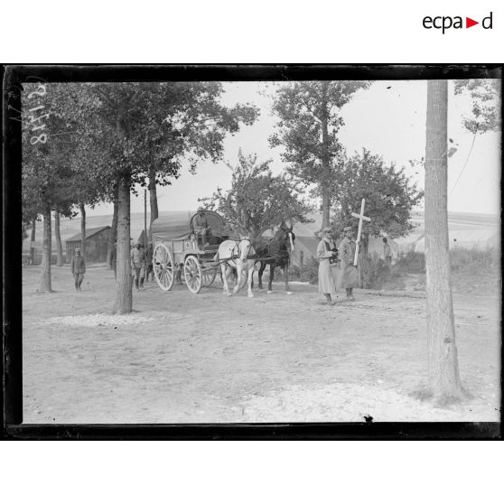 La Neuville (Somme). Enterrement d'un soldat. [légende d'origine]