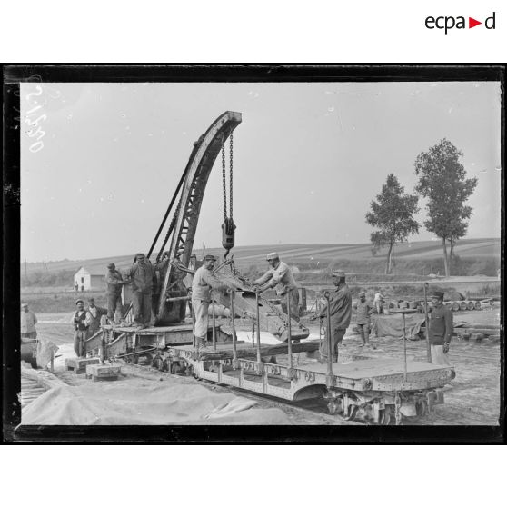 La Neuville (Somme). Manoeuvre de la grue et déchargement d'un canon de 120 éclaté. [légende d'origine]