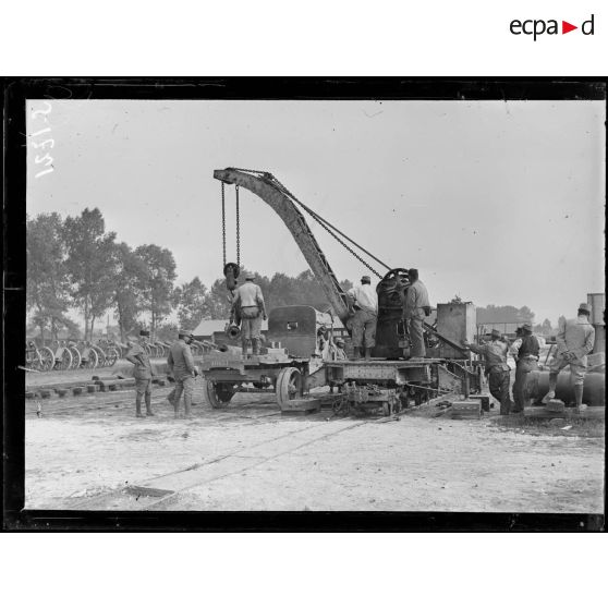 La Neuville (Somme). Manoeuvre de la grue et déchargement d'un canon de 120 éclaté. [légende d'origine]