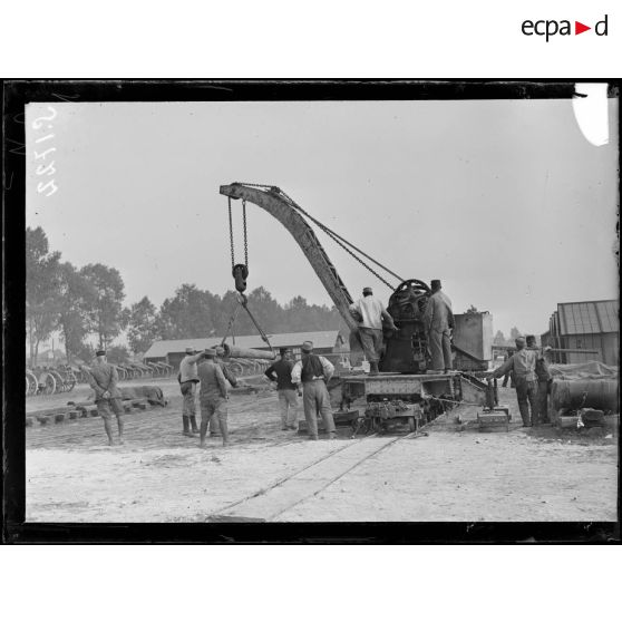 La Neuville (Somme). Manoeuvre de la grue et déchargement d'un canon de 120 éclaté. [légende d'origine]