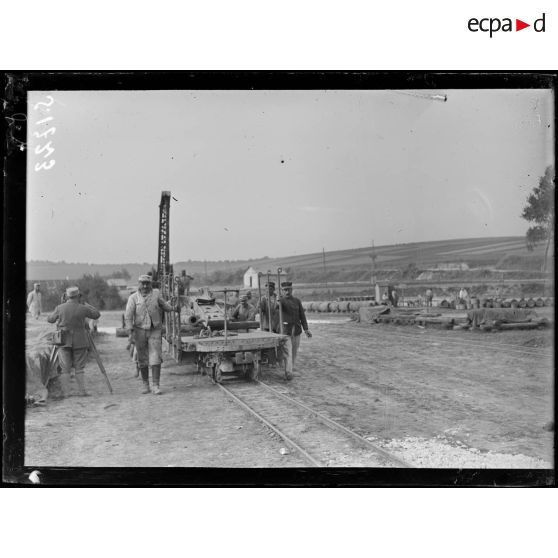 La Neuville (Somme). Manoeuvre de la grue et déchargement d'un canon de 120 éclaté. [légende d'origine]