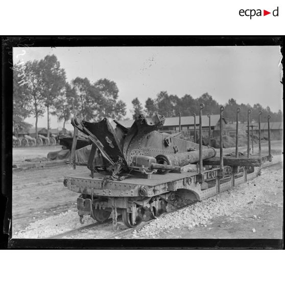 La Neuville (Somme). Manoeuvre de la grue et déchargement d'un canon de 120 éclaté. Le canon sur son wagonnet. [légende d'origine]