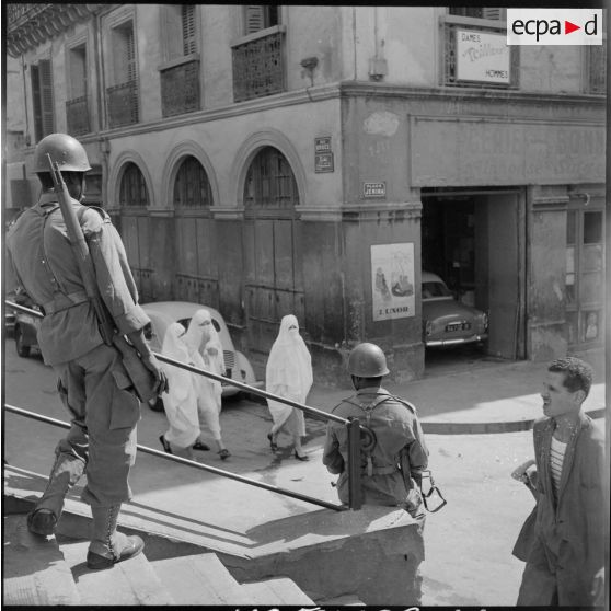 Patrouille de tirailleurs sénégalais à l'entrée de la Casbah d'Alger.