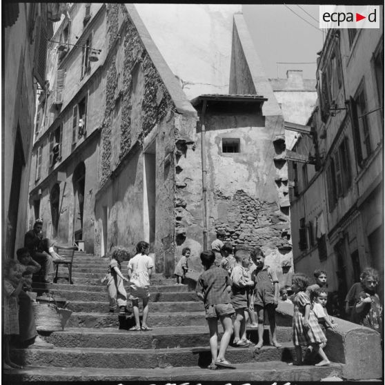 Les enfants du quartier de la Casbah jouant dans la rue.