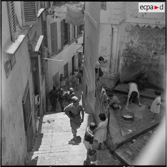 Patrouille rue du Locdor, Alger.