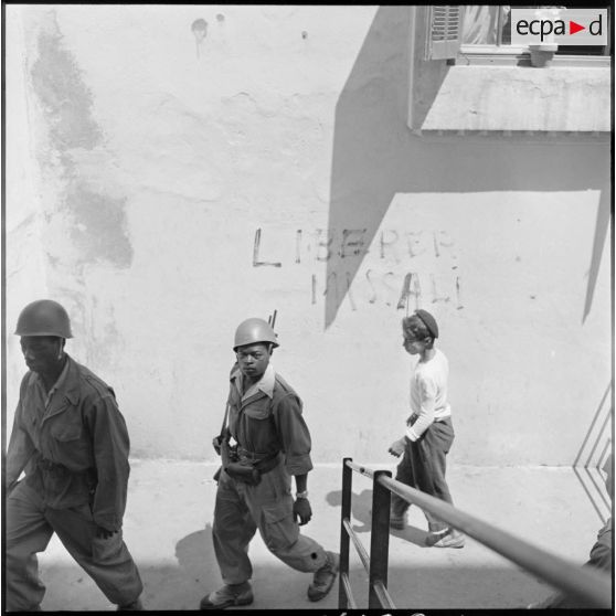 Patrouille de deux tirailleurs sénégalais, Casbah d'Alger.