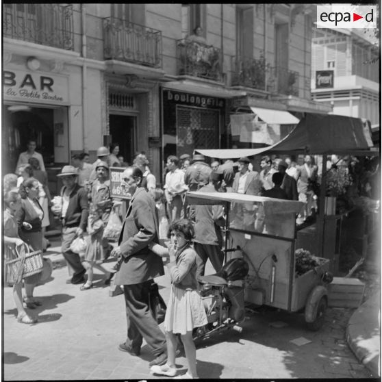 Une rue animée de la ville d'Alger.