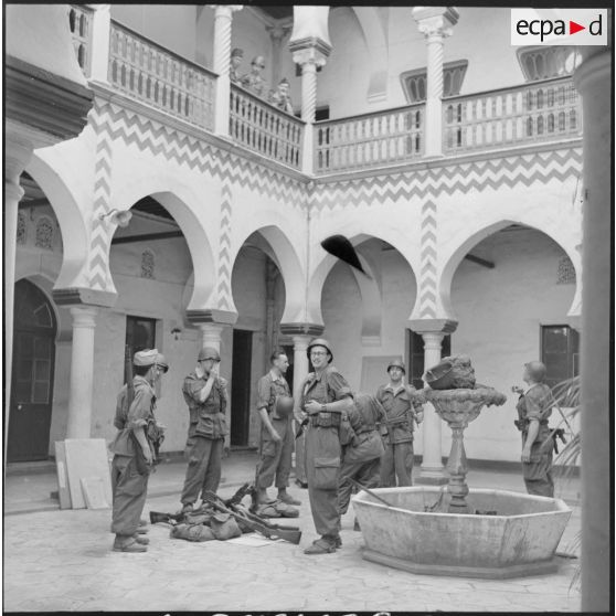 Une section de la 4e compagnie du 9e régiment de zouaves (RZ) dans un immeuble de la Casbah à Alger.