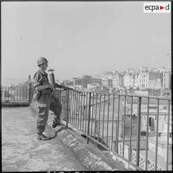 Soldat du 9e régiment de zouaves (RZ) en surveillance lors de contrôle à Alger.