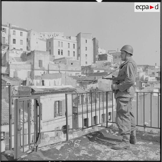 Brigadier du 9e régiment de zouaves (RZ) en surveillance lors de contrôle à Alger.