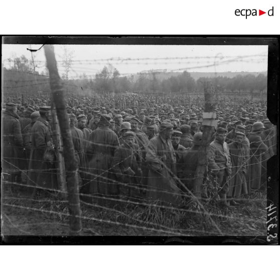 Saint-Félix près Vaubuin (Aisne). Prisonniers allemands au camp d'arrivée. [légende d'origine]