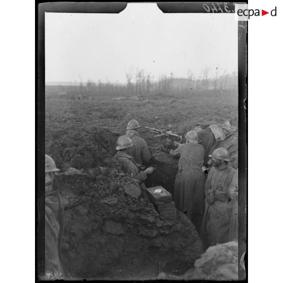 Près Allemant (Aisne). Mitrailleuses dans un trou d'obus. [légende d'origine]