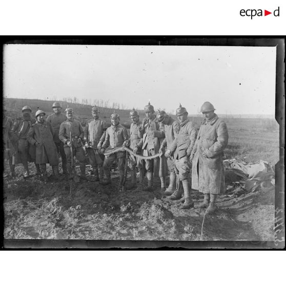 Pinon (Aisne). Soldats et leurs trophées. [légende d'origine]