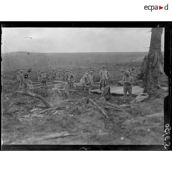 Près le Moulin de Laffaux (Aisne). Le génie construisant une piste. [légende d'origine]