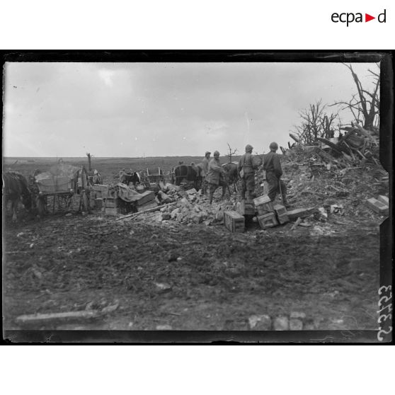 Près le Moulin de Laffaux (Aisne). L'Ange Gardien, le ramassage des pierres dans les ruines pour l'entretien des routes. [légende d'origine]